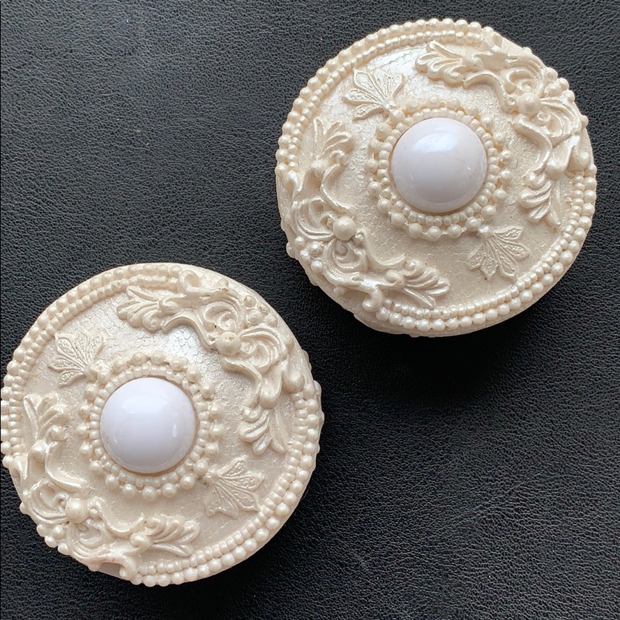 Heirloom Treasure Ceramic Topped With Faux Pearl